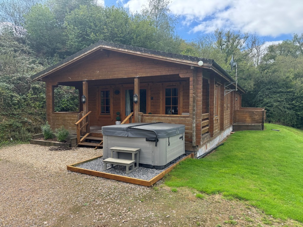 Lot: 71 - FREEHOLD TEN ACRE SITE WITH LAKES AND LODGES - Otter Lodge